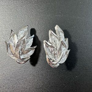 264- CROWN TRIFARI Vtge. Silver Leaf Clip-On Earrings